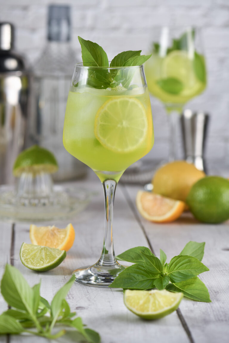 Grøn basil smash cocktail