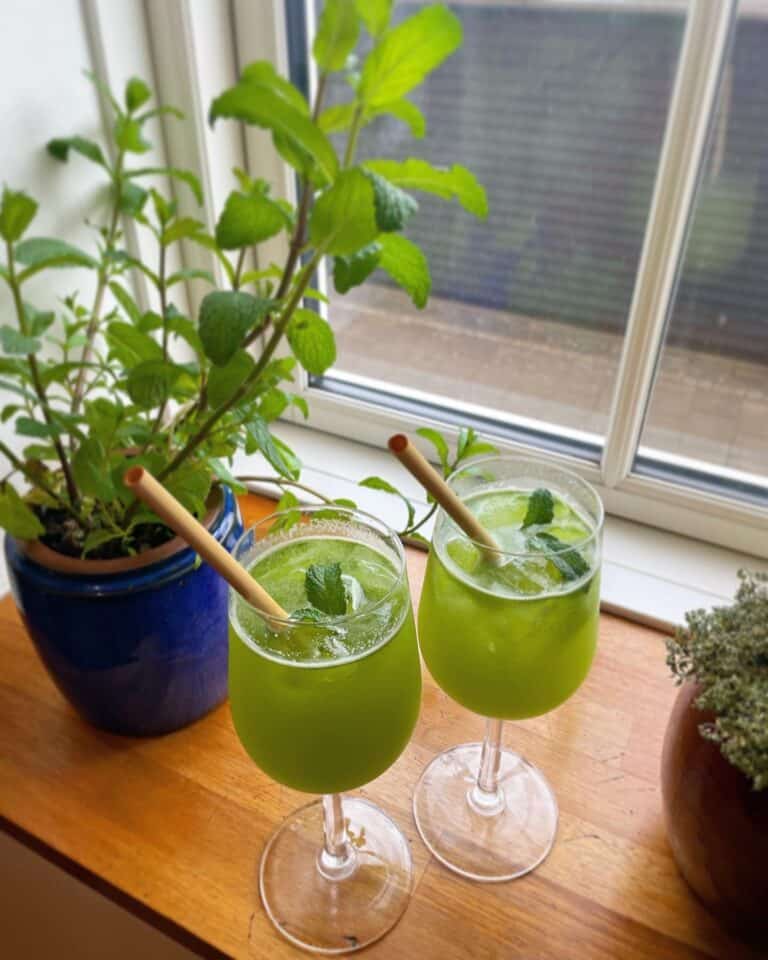 Grønne alkoholfri drinks i vindueskarm