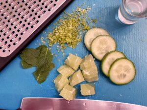 Mynte, limeskal, limefrugt og agurk